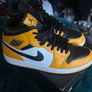 Nike Air Jordan Men's Black and Yellow Sneakers